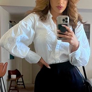 White House Black Market WHITW EMBROIDERED POPLIN BUTTON-UP SHIRT. NWT